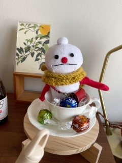 �������y���������H